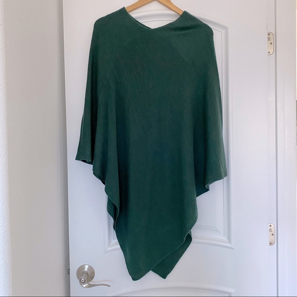 NWOT Womens knit shawl. Rich emerald green.